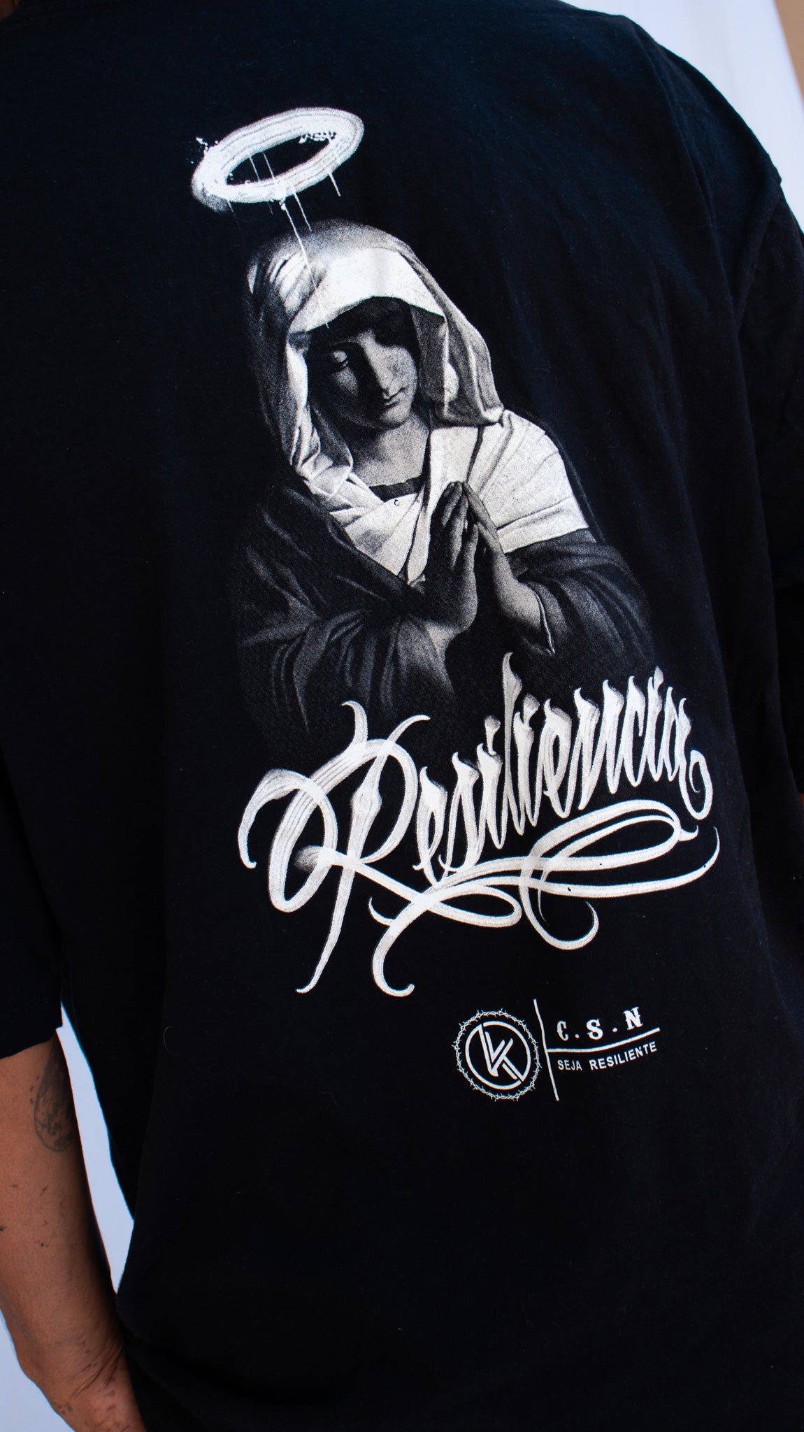 SANTA RESILIÊNCIA - Camiseta Oversized malha premium 100% algodão.