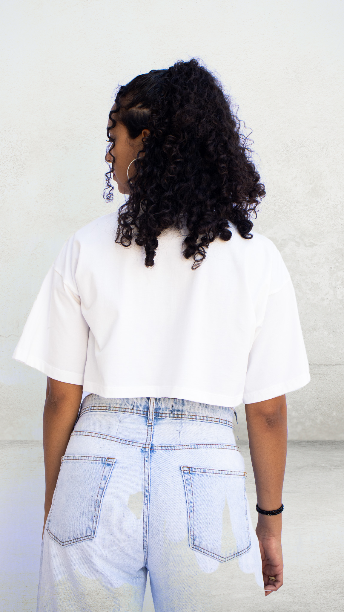 ESSÊNCIA NEUTRA- Cropped Oversized Off White toque macio fio 30.1 penteado.