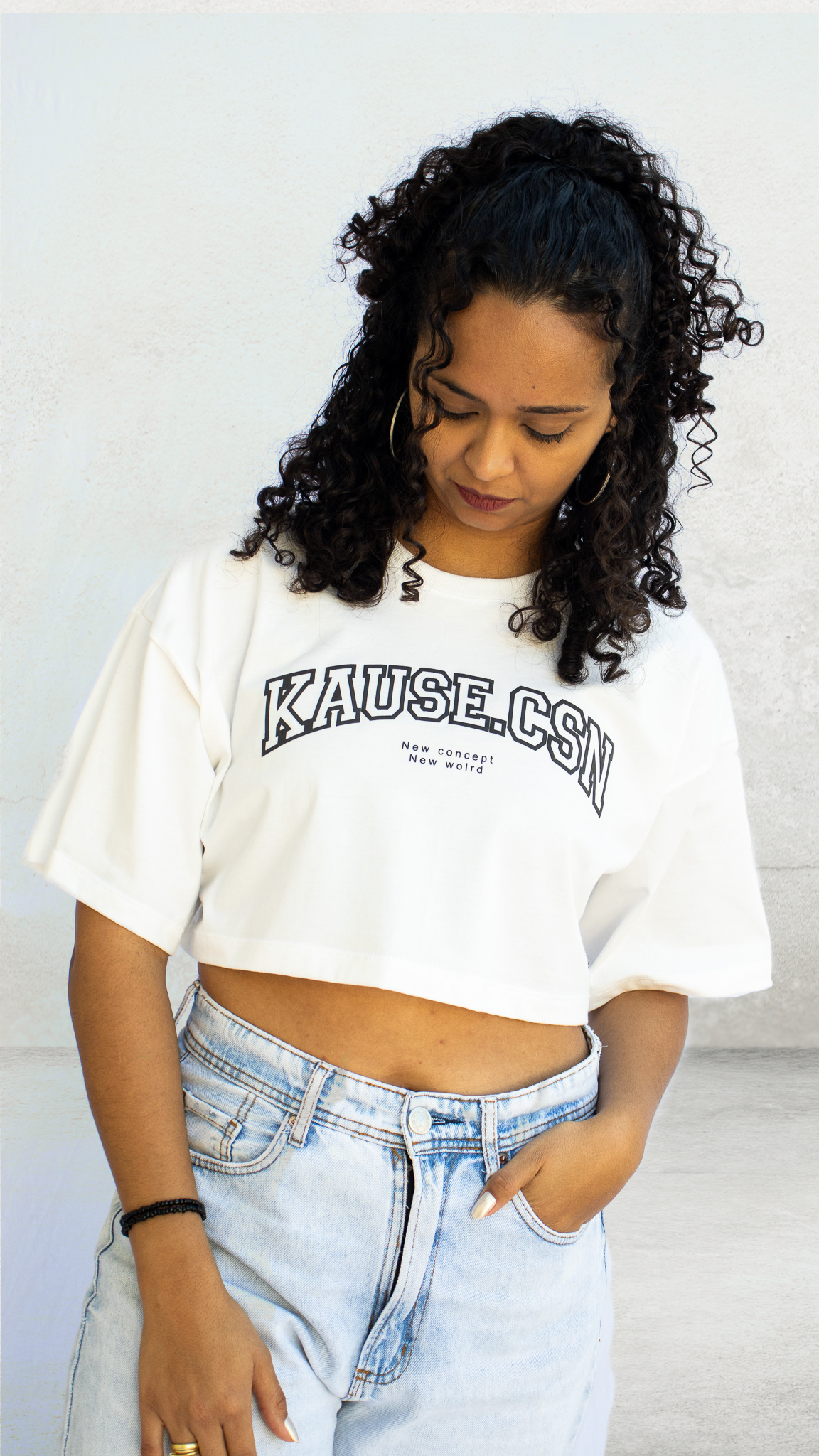 ESSÊNCIA NEUTRA- Cropped Oversized Off White toque macio fio 30.1 penteado.