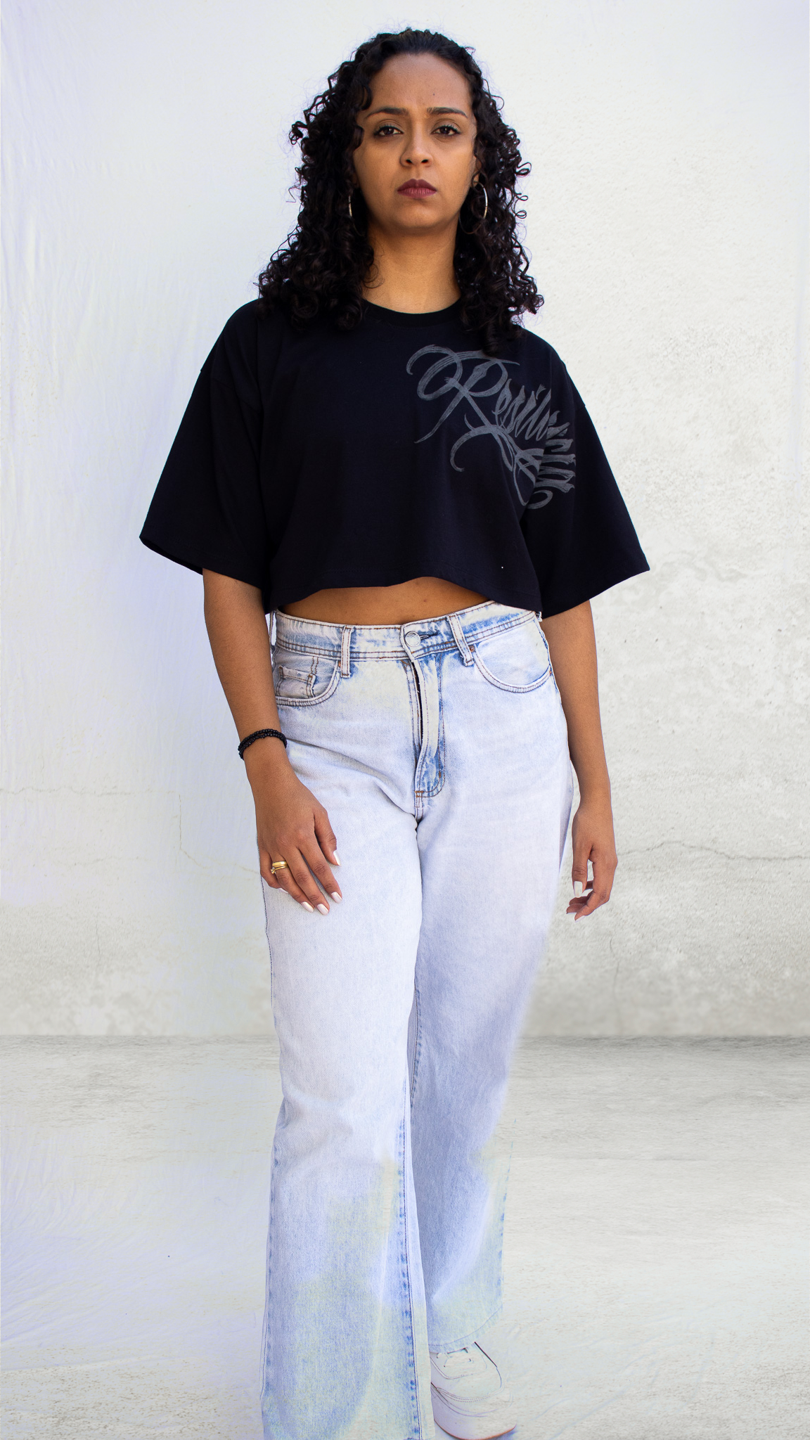 PROTEÇÃO URBANA  - Cropped Oversized Preto caimento solto ideal para visual moderno.