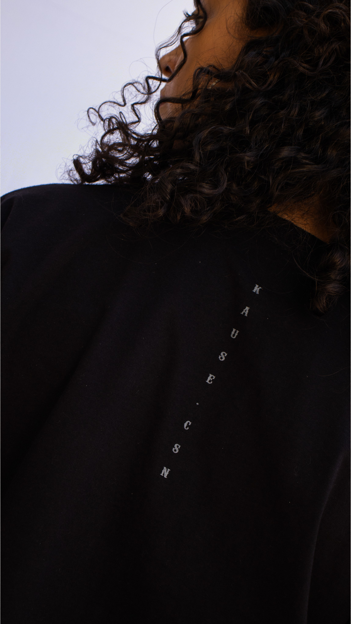 PROTEÇÃO URBANA  - Cropped Oversized Preto caimento solto ideal para visual moderno.